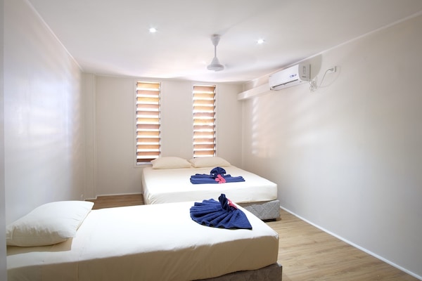 Üç Kişilik Oda | Kaliteli yatak takımı, odada kasa, ütü/ütü masası, çarşaf takımı