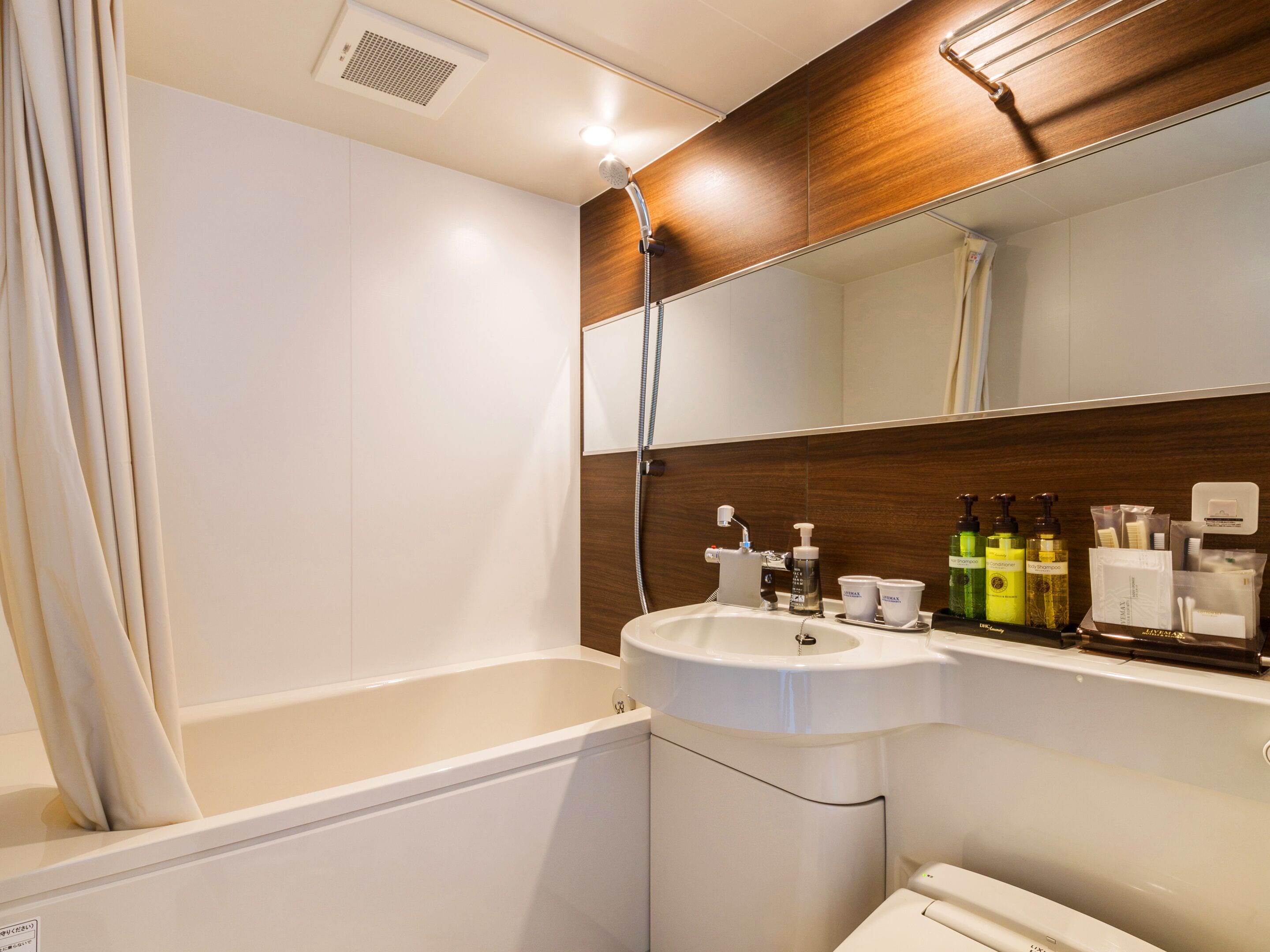 combined shower/bathtub, hair dryer, slippers, electronic bidet