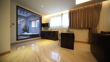 Ático | Sala de estar | Smart TV de 50 pulgadas con canales por satélite, un ordenador