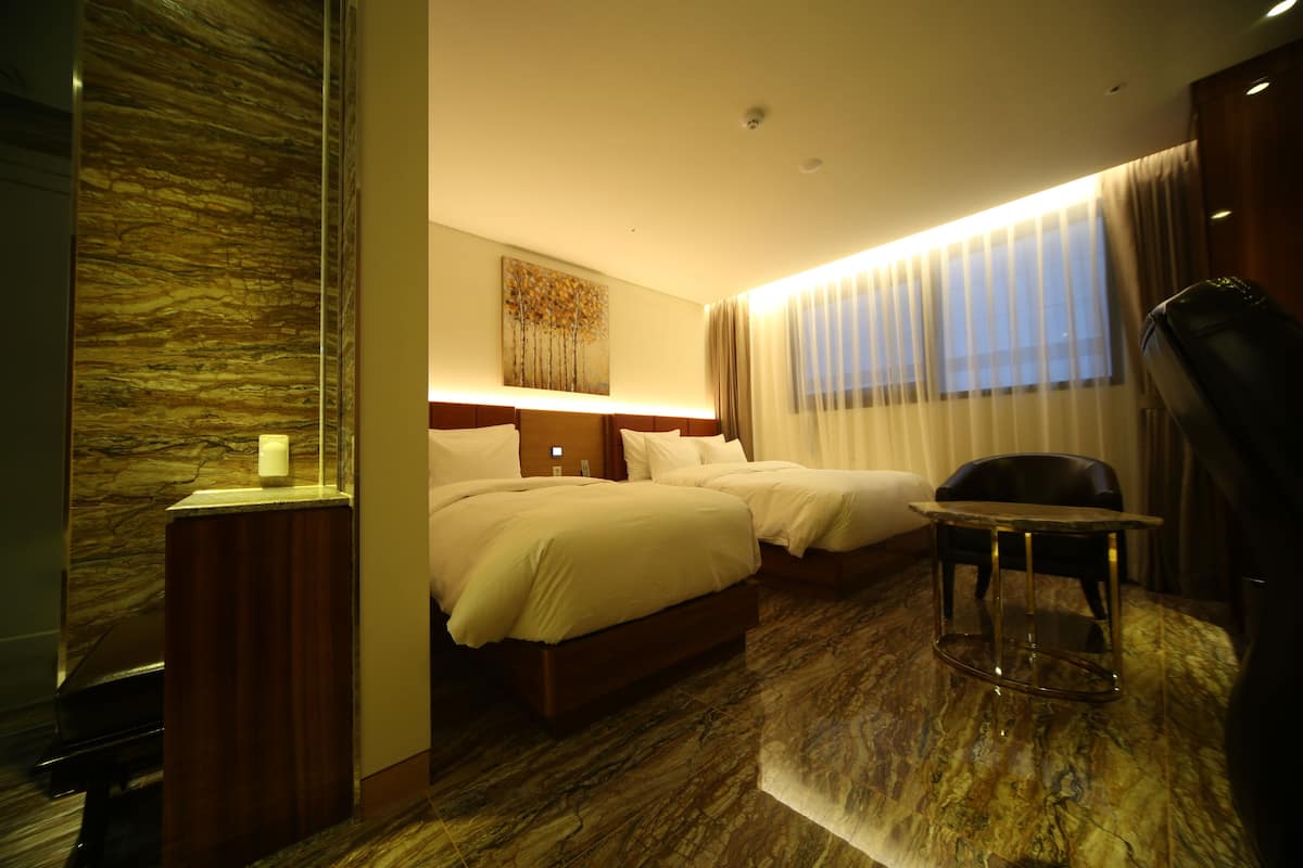 Twin Room | Egyptian cotton sheets, premium bedding, free minibar, desk