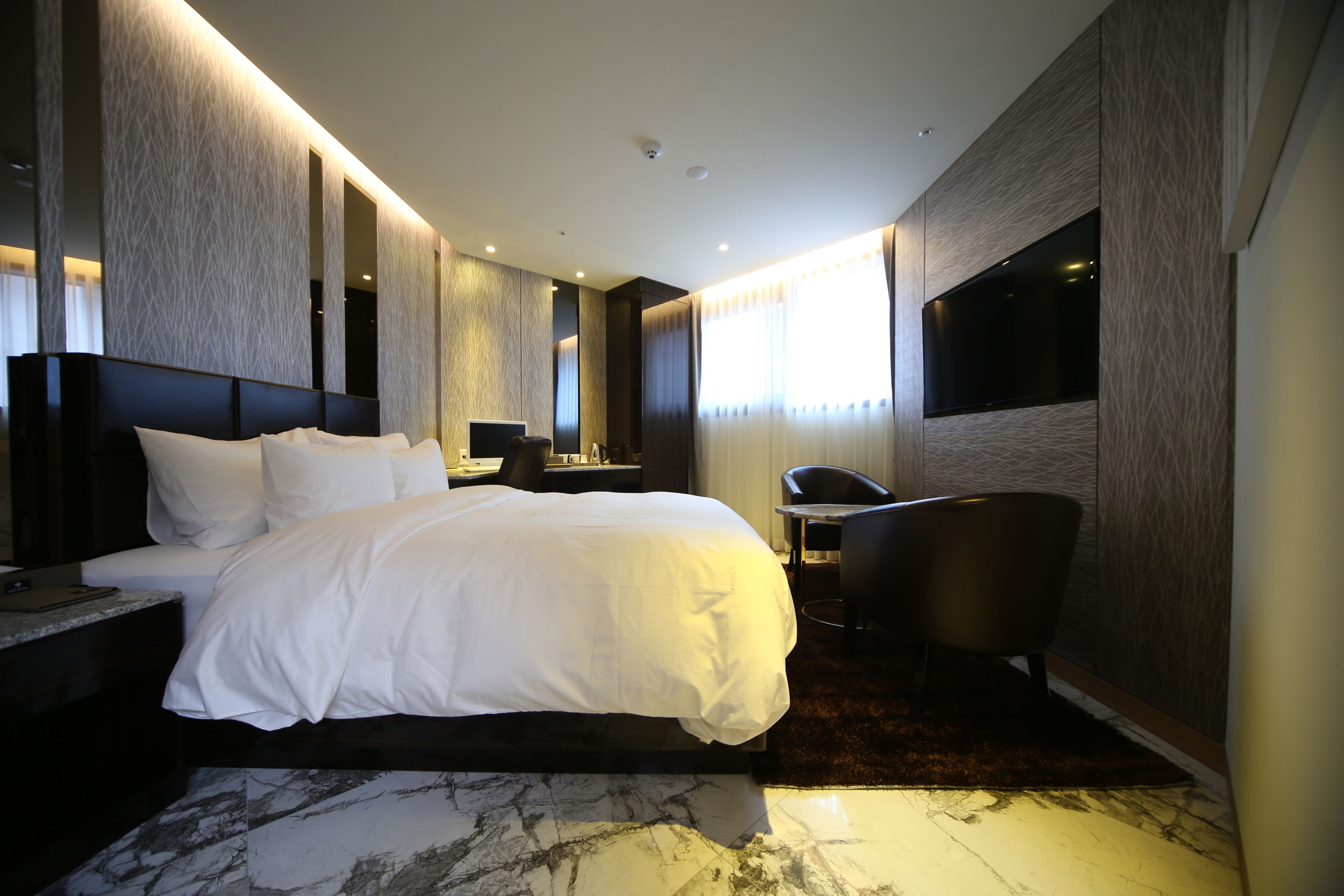Egyptian cotton sheets, premium bedding, free minibar, desk