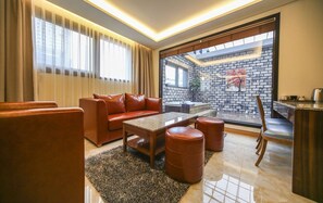 Penthouse | Egyptian cotton sheets, premium bedding, free minibar, desk - Galmea First Hotel (Guri)