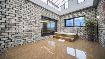 Penthouse | Bathroom | Separate bathtub and shower, designer toiletries, hair dryer, bathrobes