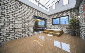 Loftsleilighet | Bad | Separat badekar og dusj, designertoalettartikler, hårføner og badekåper