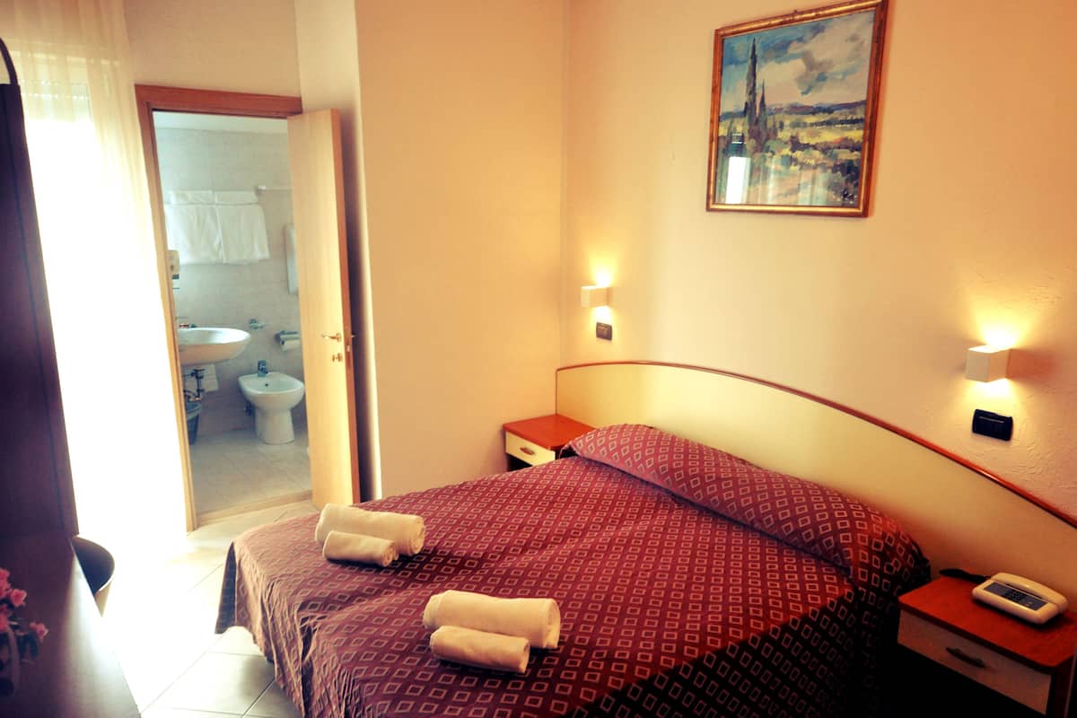Standaard kamer, 1 twee- of 2 eenpersoonsbedden | 1 slaapkamer, een kluis op de kamer, een bureau, gratis wifi