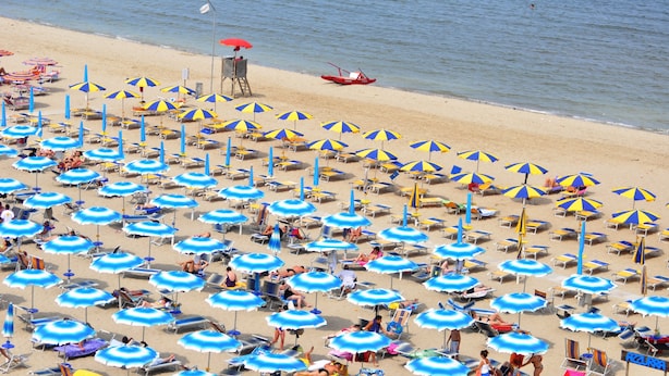 Private beach, white sand, sun-loungers, beach umbrellas - Grand Hotel Azzurra Club (Ravenna)