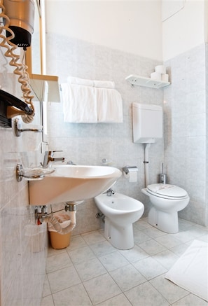 Bathroom - Grand Hotel Azzurra Club (Ravenna)
