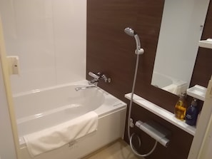 Chambre Supérieure avec lits jumeaux, non-fumeurs | Salle de bain | Ensemble douche/baignoire, articles de toilette gratuits, sèche-cheveux