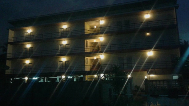 Façade de l’hébergement  – soirée/nuit