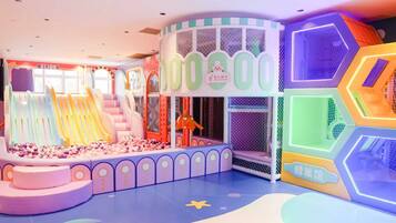 Área de juegos infantiles techada