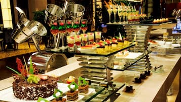 2 か所のレストラン、ランチ、ディナーに営業 (中華料理)