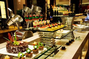 Un buffet con diversi dolci e bevande.