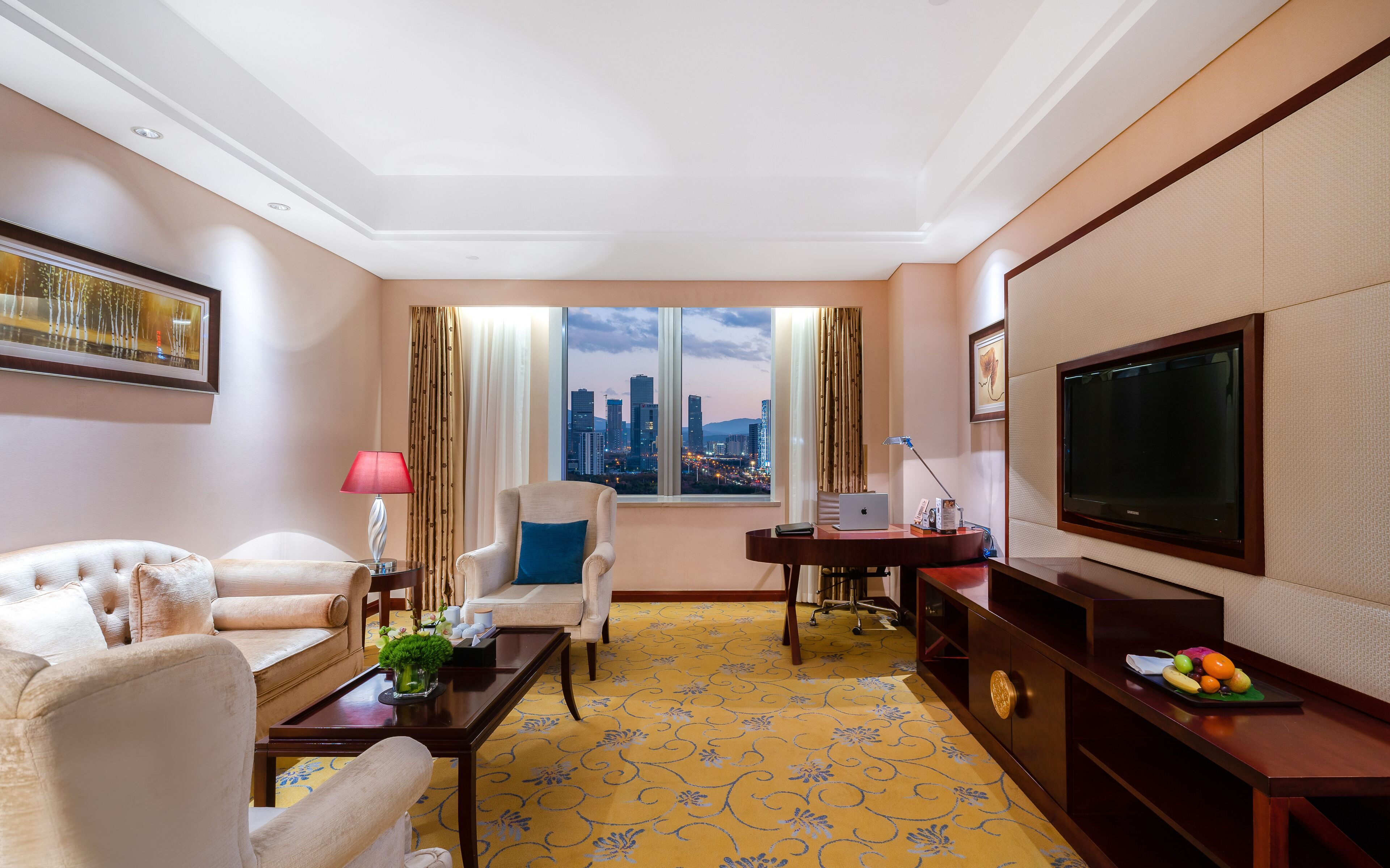 executive suite | down duvets, minibar, in-room safe, desk