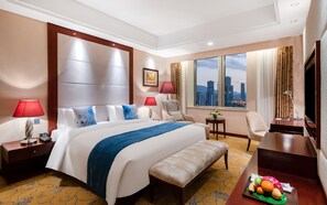 Executive Suite | Down duvets, minibar, in-room safe, desk - Howard Johnson Tropical Garden Plaza Kunming (Kunming)