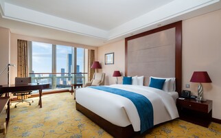 Deluxe King Room | Down comforters, minibar, in-room safe, desk