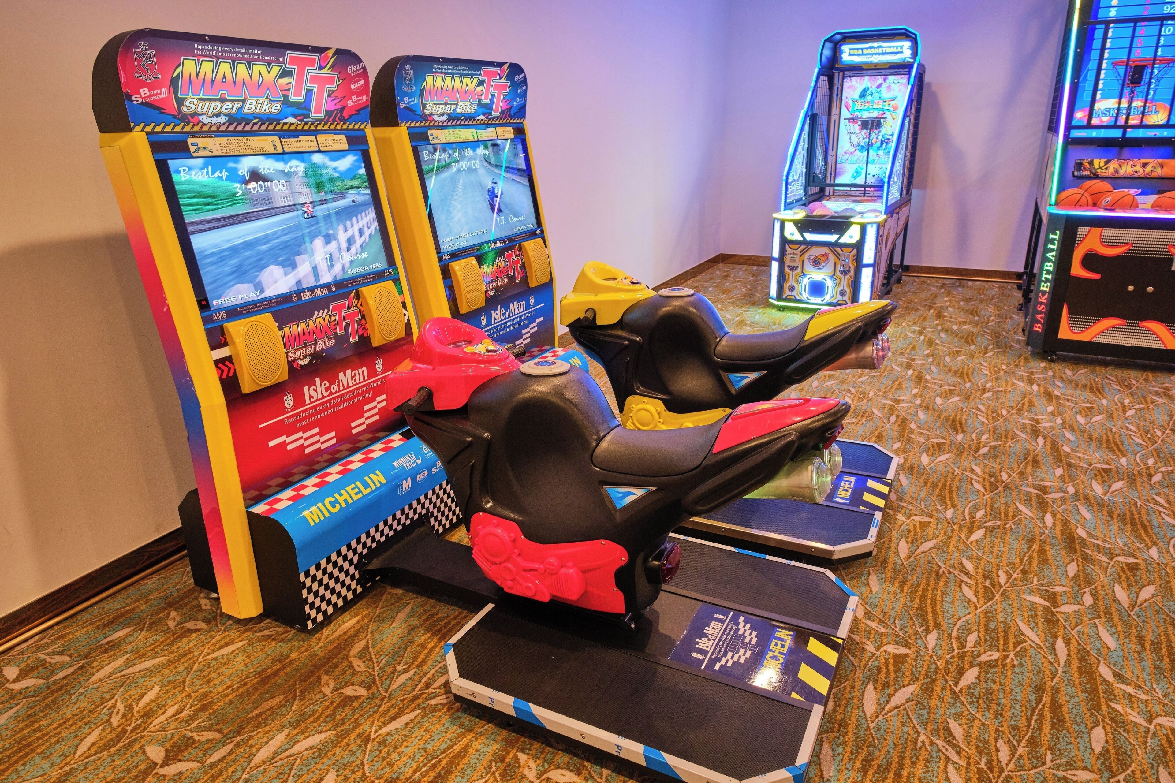 Spelautomater, ett racingspel och ett basketspel.