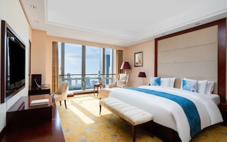 Suite familiare | Copriletto in piuma, minibar, una cassaforte in camera, una scrivania
