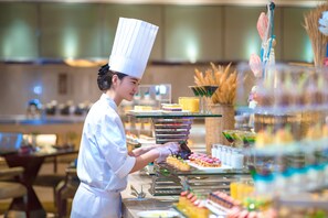 2 restaurants servant le déjeuner et le dîner, plats Cuisine chinoise