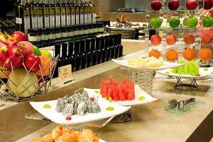 2 restaurants; lunch and dinner served