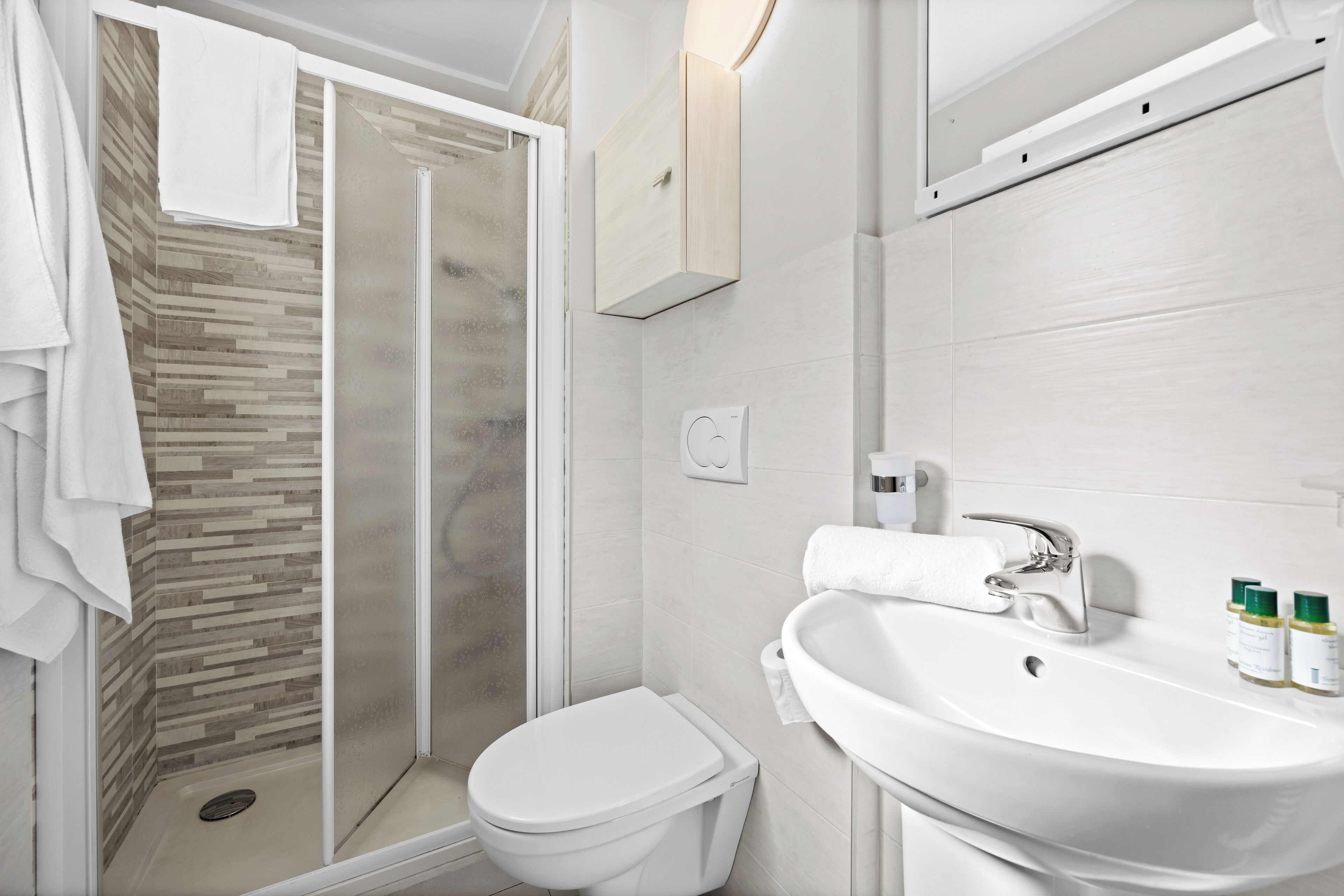 Un baño moderno con ducha, inodoro y lavabo.