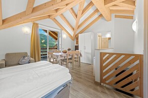 Superior Apartment, 2 Bedrooms, Balcony (6 pax) | Living area | Flat-screen TV - Residence des Alpes (Cavalese)