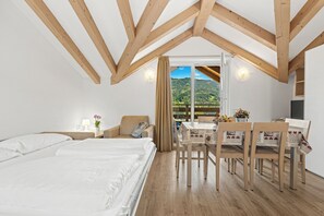 Superior-Apartment, 2 Schlafzimmer, Balkon (6 pax) | Wohnbereich | Flachbildfernseher