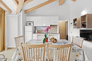 Superior Apartment, 2 Bedrooms, Balcony (6 pax) | Private kitchen | Full-size fridge, microwave, stovetop, espresso maker - Residence des Alpes (Cavalese)