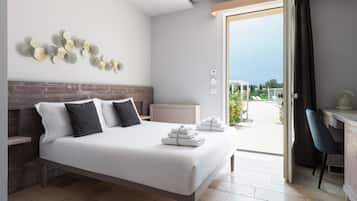 Habitación doble Deluxe | Minibar, caja de seguridad en la habitación y escritorio