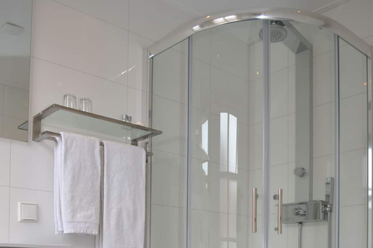 Kostenlose Toilettenartikel, Haartrockner, HandtĂŒcher