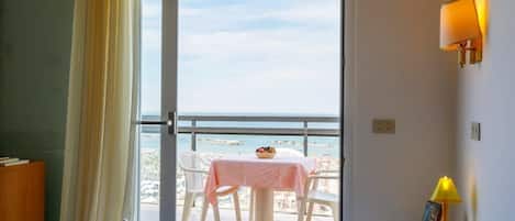 Estudio, vista al mar (4 pax) | Caja de seguridad en la habitación, escritorio y wifi gratis