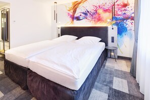 Minibar, in-room safe, desk, laptop workspace - Hotel Stadt Grevenbroich (Grevenbroich)