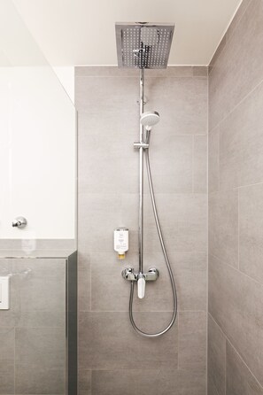 Hand-held showerhead - Hotel Stadt Grevenbroich (Grevenbroich)