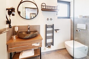 Douche, douche à « effet pluie », articles de toilette gratuits