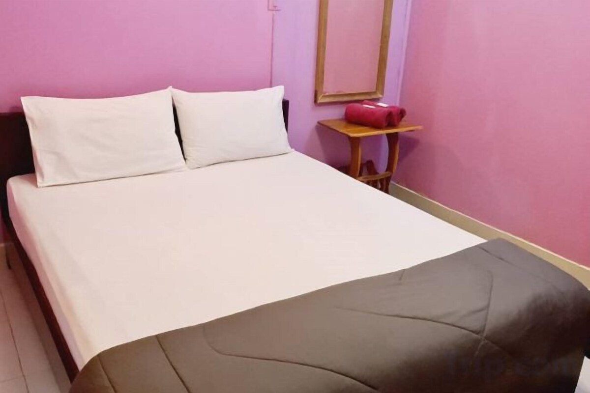 Minibar, in-room safe, desk, WiFi (free)