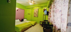 Triple Room with Air-Conditioner  | Living area | Flat-screen TV - Royal Land Mae Klong Hotel (Samut Songkhram)