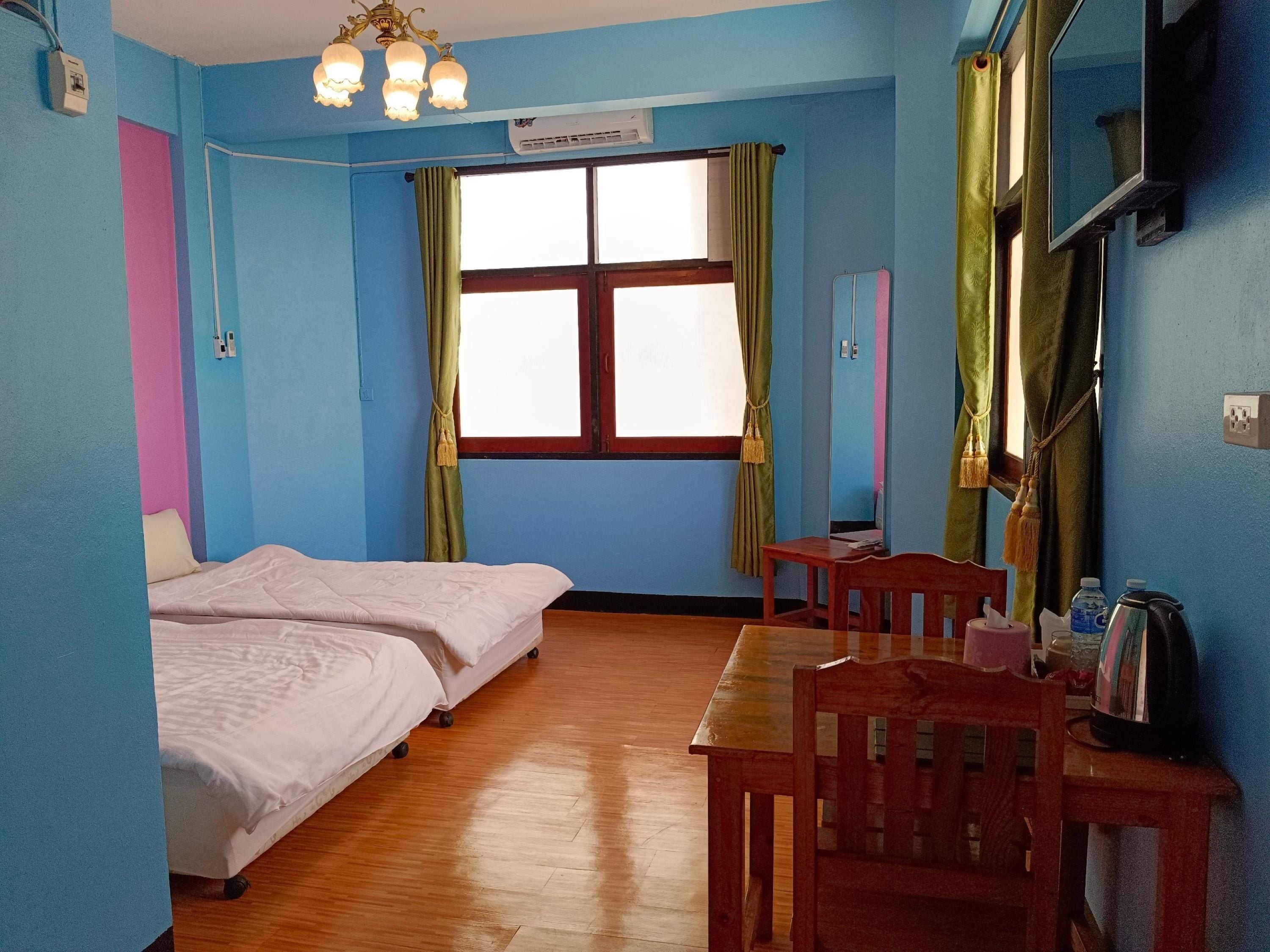 Deluxe Room | Minibar, in-room safe, desk, free WiFi