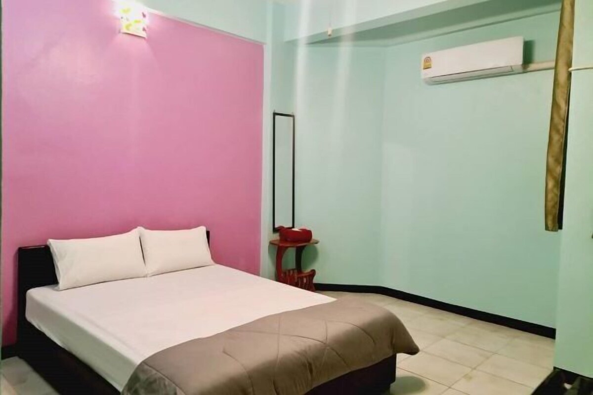 Minibar, in-room safe, desk, WiFi (free)