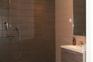 Villa clásica, 3 habitaciones, sauna, vistas a la playa | Baño | Ducha