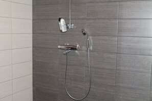 Biệt thự phong cách cổ điển, 3 phòng ngủ, phòng tắm hơi, quang cảnh bãi biển | Buồng tắm vòi sen