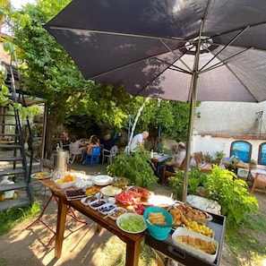 بوفيه فطور مجانًا يوميًا
