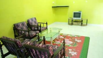 House, 3 Bedrooms | Ruang tamu | 21 inci televisyen dengan satelit 