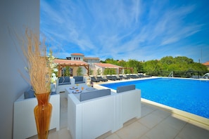 Piscine extérieure, parasols de plage, chaises longues