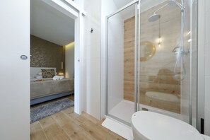 Kostenlose Toilettenartikel, Haartrockner, Handtücher