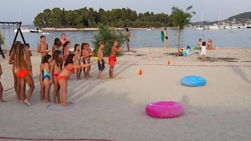 Di pantai, kursi berjemur, dan bar pantai