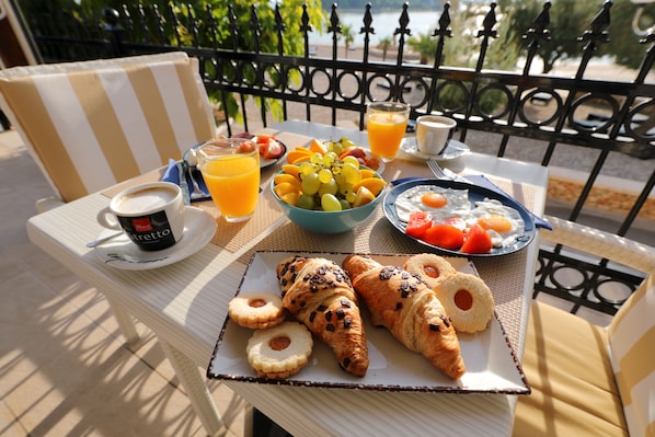 Petit déjeuner buffet servi tous les jours en supplément