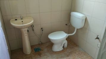 House, 3 Bedrooms | Bathroom | Shower, rainfall showerhead, free toiletries, towels