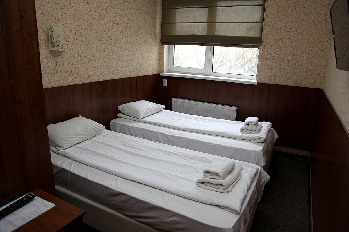Standard Twin Room | In-room safe, iron/ironing board (on request), WiFi (free)
