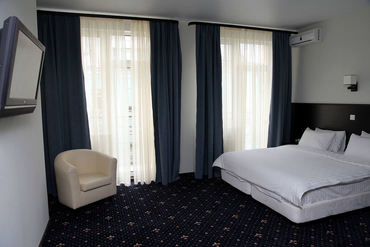 Double Room (Prestige) | In-room safe, iron/ironing board (on request), WiFi (free)
