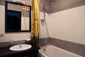 Premium Double Room, Bathtub | Bathroom | Free toiletries, hair dryer, towels