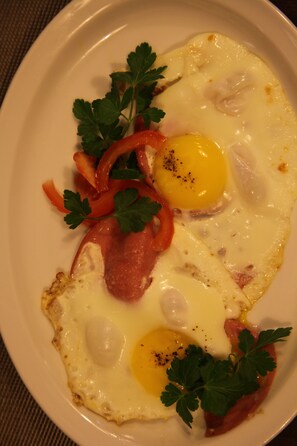 Daily cooked-to-order breakfast for a fee - irisHotels (Kyiv)